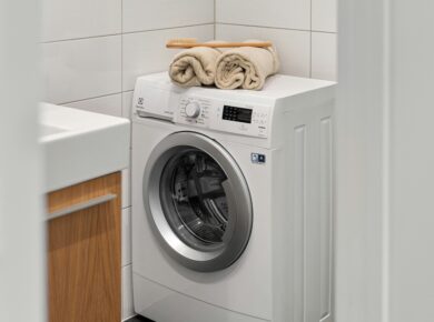 Kleine wasruimte slim inrichten met een kast voor je wasmachine