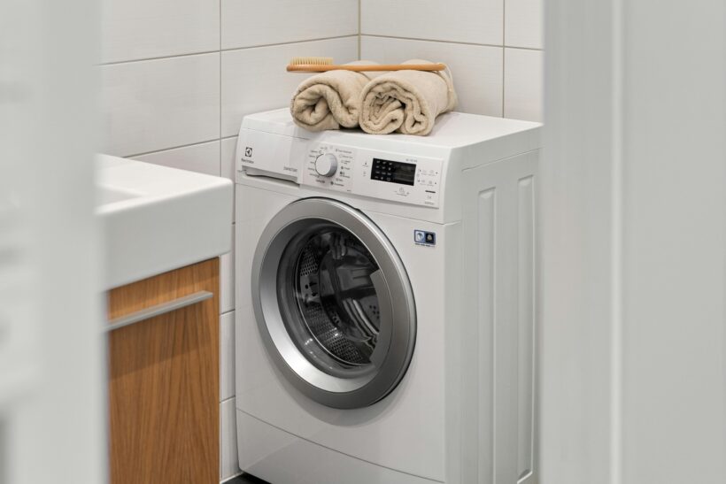 Kleine wasruimte slim inrichten met een kast voor je wasmachine