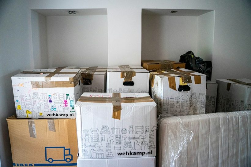 Zelf verhuizen of een verhuisbedrijf inschakelen: wat is de beste keuze?